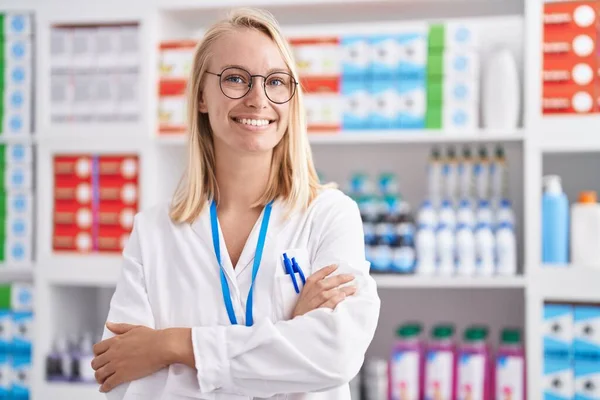 Young Blonde Woman Pharmacist Smiling Confident Standing Arms Crossed Gesture — ストック写真
