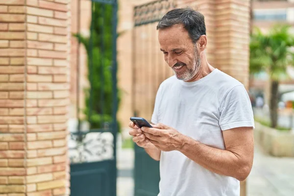 Hombre Mediana Edad Sonriendo Confiado Usando Teléfono Inteligente Calle —  Fotos de Stock