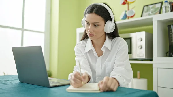 Junge Schöne Hispanische Frau Mit Laptop Und Kopfhörer Auf Notizbuch — Stockfoto