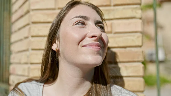 Jovem Bela Mulher Hispânica Sorrindo Confiante Olhando Para Céu Rua — Fotografia de Stock