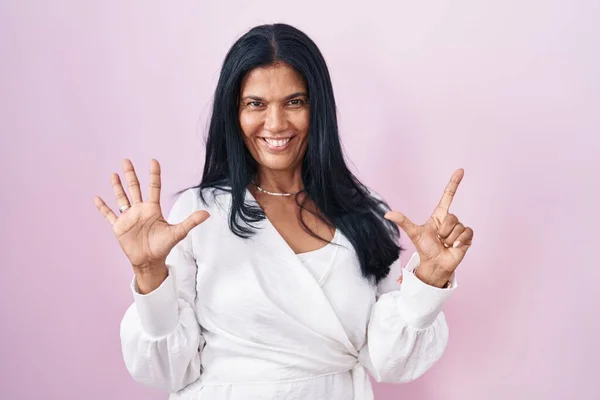 Mature Hispanic Woman Standing Pink Background Showing Pointing Fingers Number — Stock Photo, Image