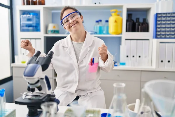 Ισπανόφωνη Κοπέλα Σύνδρομο Εργάζεται Στο Εργαστήριο Επιστήμονας Πολύ Χαρούμενος Και — Φωτογραφία Αρχείου