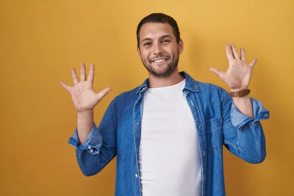 Hispanic Man Standing Yellow Background Showing Pointing Fingers Number Ten — Foto Stock