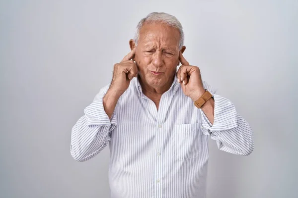 Gri Saçlı Yaşlı Adam Izole Arka Planda Duruyor Yüksek Sesli — Stok fotoğraf