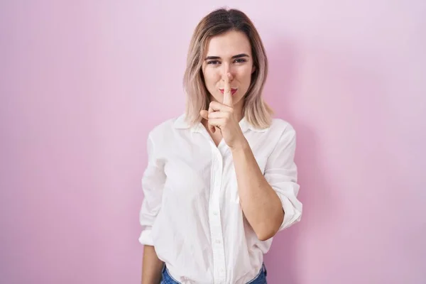 Jonge Mooie Vrouw Staat Roze Achtergrond Vragen Stil Zijn Met — Stockfoto