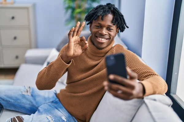 Mladý Africký Muž Dredy Pomocí Smartphonu Dělá Videohovor Dělá Znamení — Stock fotografie