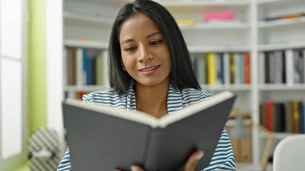 Mujer Afroamericana Estudiante Leyendo Libro Sonriendo Biblioteca Universidad —  Fotos de Stock