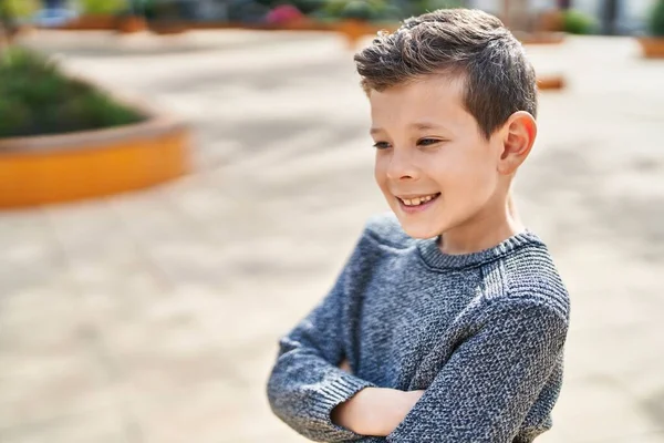 Niño Rubio Sonriendo Confiado Pie Con Los Brazos Cruzados Gesto — Foto de Stock