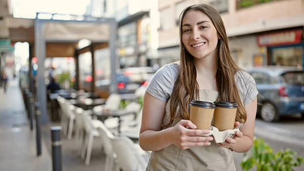 Joven Hermosa Mujer Hispana Camarera Sonriendo Confiada Sosteniendo Tomar Café — Foto de Stock