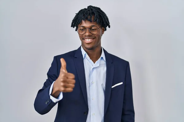 Junger Afrikanischer Mann Mit Dreadlocks Der Eine Businessjacke Über Weißem — Stockfoto