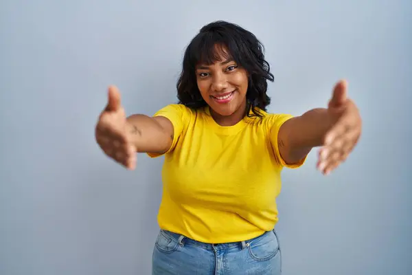 Hispanic Woman Standing Blue Background Looking Camera Smiling Open Arms — Stock Photo, Image