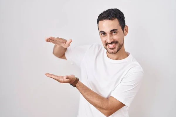 Bonito Hispânico Homem Sobre Fundo Branco Gesto Com Mãos Mostrando — Fotografia de Stock