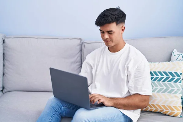 Jovem Hispânico Usando Laptop Sentado Mesa Casa — Fotografia de Stock