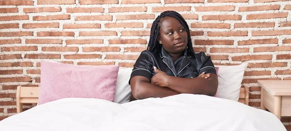 Africano Americano Mulher Sentado Cama Com Expressão Infeliz Braços Cruzados — Fotografia de Stock