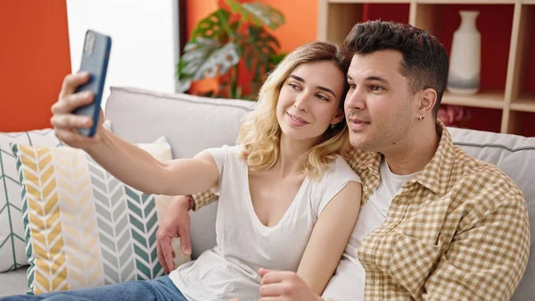 Άνδρας Και Γυναίκα Ζευγάρι Κάνουν Selfie Από Smartphone Κάθεται Στον — Φωτογραφία Αρχείου