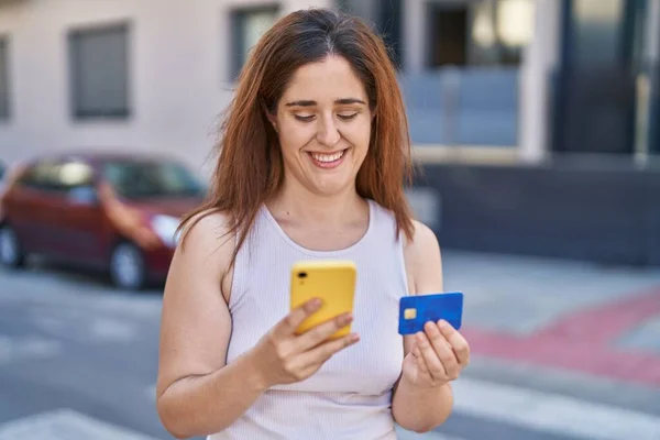 Jonge Vrouw Met Smartphone Creditcard Straat — Stockfoto