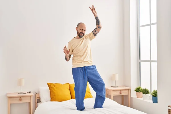 Young Bald Man Smiling Confident Dancing Bed Bedroom — Stock fotografie