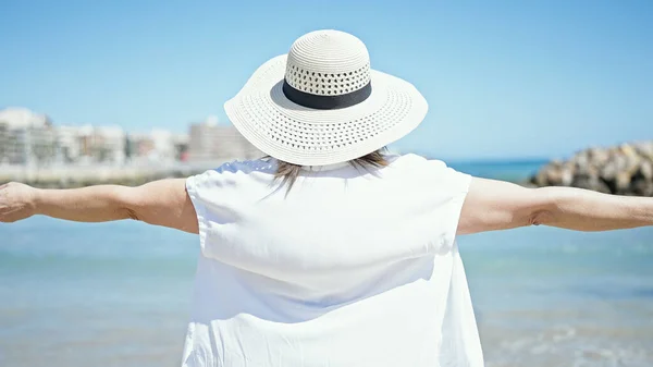 Middle Age Hispanic Woman Tourist Standing Open Arms Beach — Stock Photo, Image
