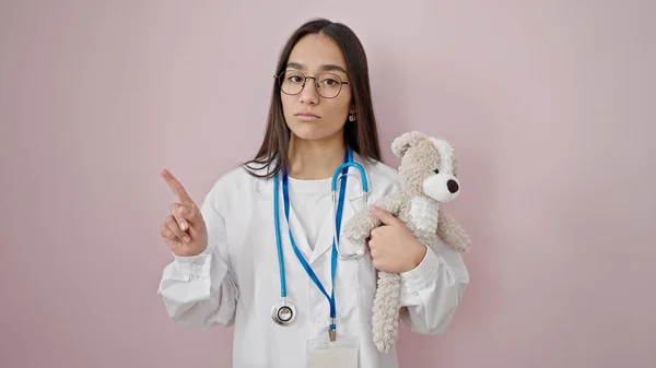 Ung Vacker Latinamerikansk Kvinna Läkare Håller Nalle Pekar Sidan Över — Stockfoto