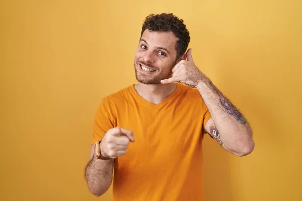 Young Hispanic Man Standing Yellow Background Smiling Doing Talking Telephone — Photo