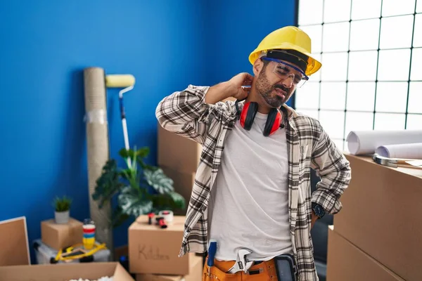 Ung Latinamerikansk Man Med Skägg Som Arbetar Hemmet Renovering Lider — Stockfoto