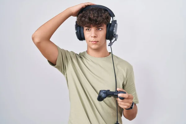 Hispanischer Teenager Der Videospiel Spielt Und Controller Der Hand Hält — Stockfoto