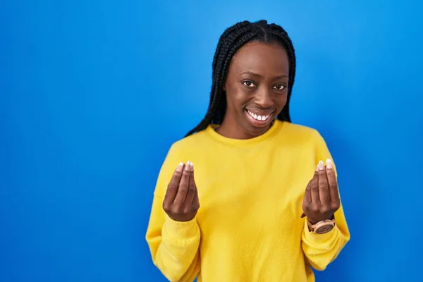 Mooie Zwarte Vrouw Staan Blauwe Achtergrond Doen Geld Gebaar Met — Stockfoto
