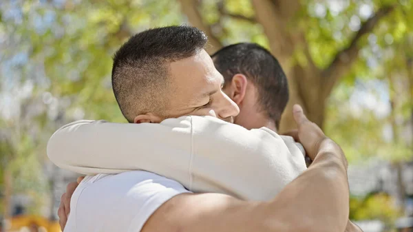 Δύο Άντρες Αγκαλιάζονται Στο Πάρκο — Φωτογραφία Αρχείου