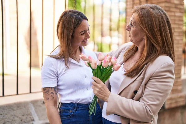 Mutter Und Tochter Umarmen Sich Mit Blumenstrauß Auf Der Straße — Stockfoto