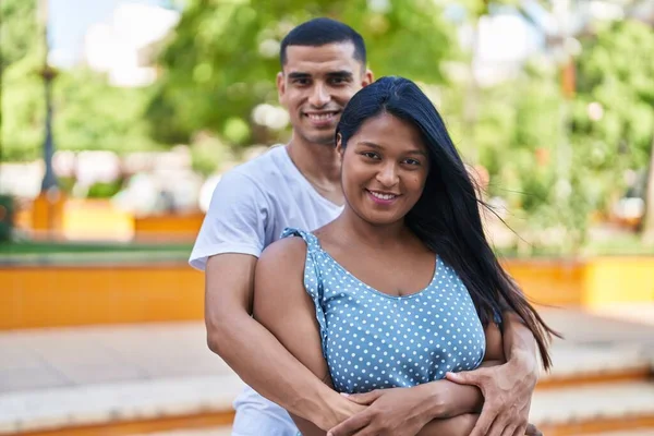 Man Vrouw Paar Glimlachen Zelfverzekerd Knuffelen Elkaar Park — Stockfoto