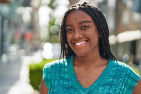 Afrikkalainen Amerikkalainen Nainen Hymyilee Luottavainen Seisoo Kadulla — kuvapankkivalokuva