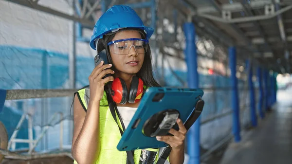 Africano Mulher Americana Construtor Falando Smartphone Usando Touchpad Rua — Fotografia de Stock