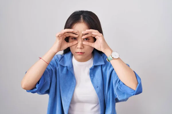 Mladý Číňan Žena Stojící Nad Bílým Pozadím Snaží Otevřít Oči — Stock fotografie