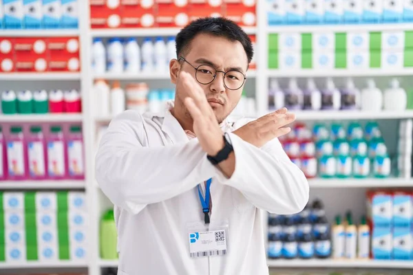 Китайський Молодий Чоловік Який Працює Аптекарському Аптеці Відторгнення Виразу Перехрестя — стокове фото