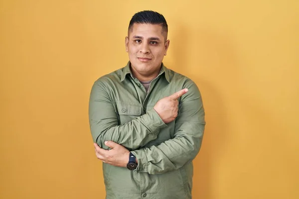 Jeune Homme Hispanique Debout Sur Fond Jaune Pointant Avec Doigt — Photo