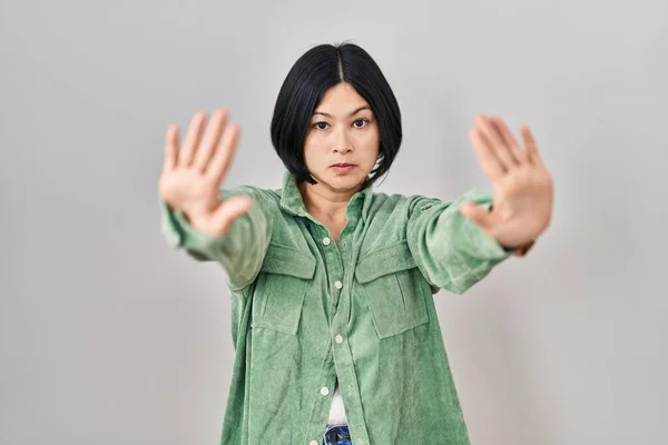 Joven Mujer Asiática Pie Sobre Fondo Blanco Haciendo Stop Gesture —  Fotos de Stock