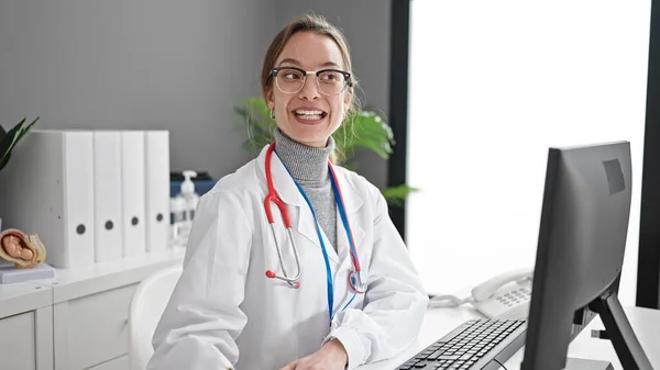 Młoda Biała Kobieta Lekarz Pomocą Komputera Pracującego Klinice — Zdjęcie stockowe