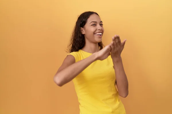 Genç Afro Amerikan Kadın Gülümsüyor Kendine Güveniyor Zole Edilmiş Sarı — Stok fotoğraf