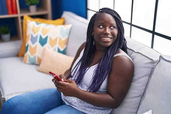 Donna Afroamericana Che Utilizza Smartphone Seduto Sul Divano Casa — Foto Stock