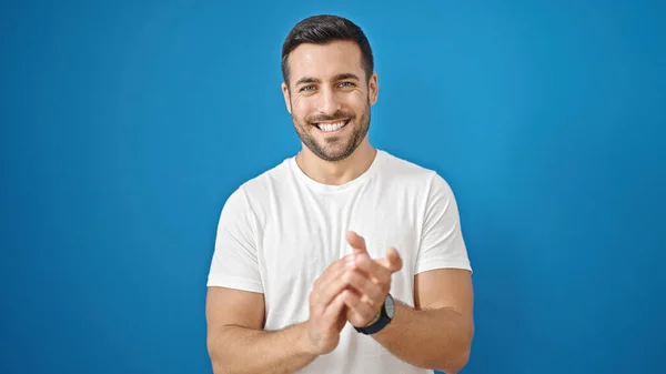 Mladý Hispánec Muž Usměvavý Sebevědomé Tleskání Potlesk Přes Izolované Modré — Stock fotografie