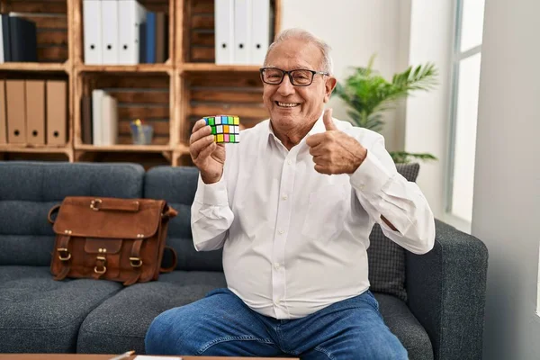 Senior Terapeut Šedými Vlasy Hrát Barevné Puzzle Kostka Inteligence Hra — Stock fotografie