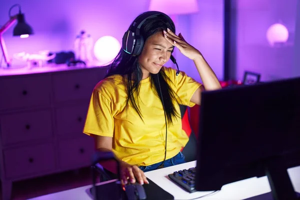 Молодая Красивая Латинская Женщина Стример Стресс Помощью Компьютера Игровой Комнате — стоковое фото