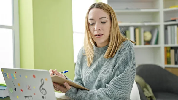 Junge Blonde Studentin Schreibt Bibliothek Mit Laptop Auf Notizen — Stockfoto