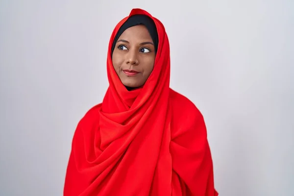 Jeune Femme Arabe Portant Écharpe Traditionnelle Islamique Hijab Souriant Regardant — Photo