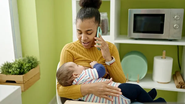 Μητέρα Και Γιος Μιλάμε Στο Smartphone Θηλάζουν Μωρό Στην Τραπεζαρία — Φωτογραφία Αρχείου