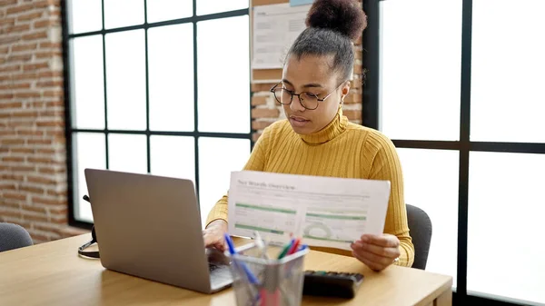 事務所で書類を読む若いアフリカ系アメリカ人女性ビジネスワーカー — ストック写真