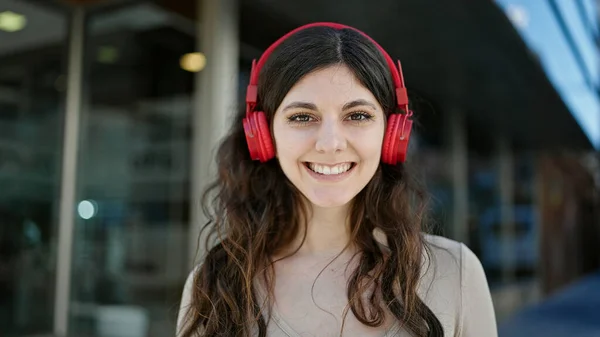 Joven Hermosa Mujer Hispana Sonriendo Confiada Escuchando Música Calle —  Fotos de Stock