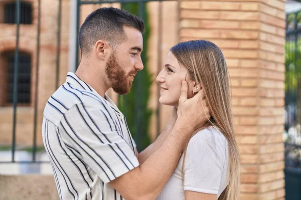 Homme Femme Couple Souriant Confiant Embrasser Dans Rue — Photo