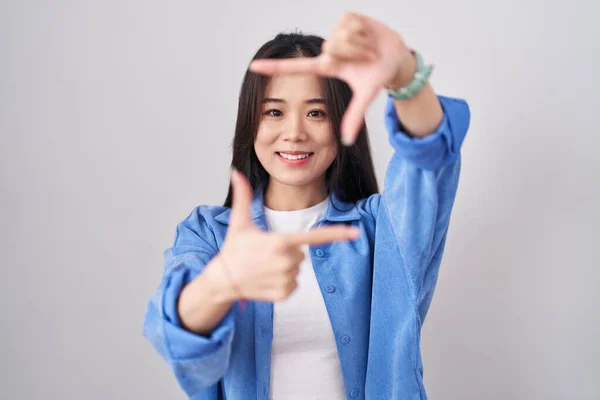 Mladá Číňanka Stojící Nad Bílým Pozadím Usmívající Tvořící Rámeček Rukama — Stock fotografie