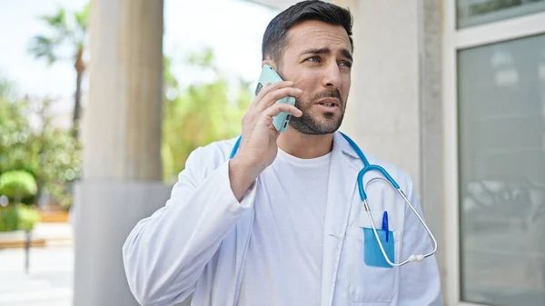 Jeune Homme Hispanique Médecin Souriant Confiant Parler Sur Smartphone Hôpital — Photo
